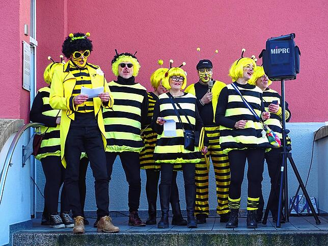 Die Rathausbienen sangen zusammen mit Oberdrohne Frank Amann (Zweiter von links) das Biene-Maja-Lied. Das kann noch besser werden.