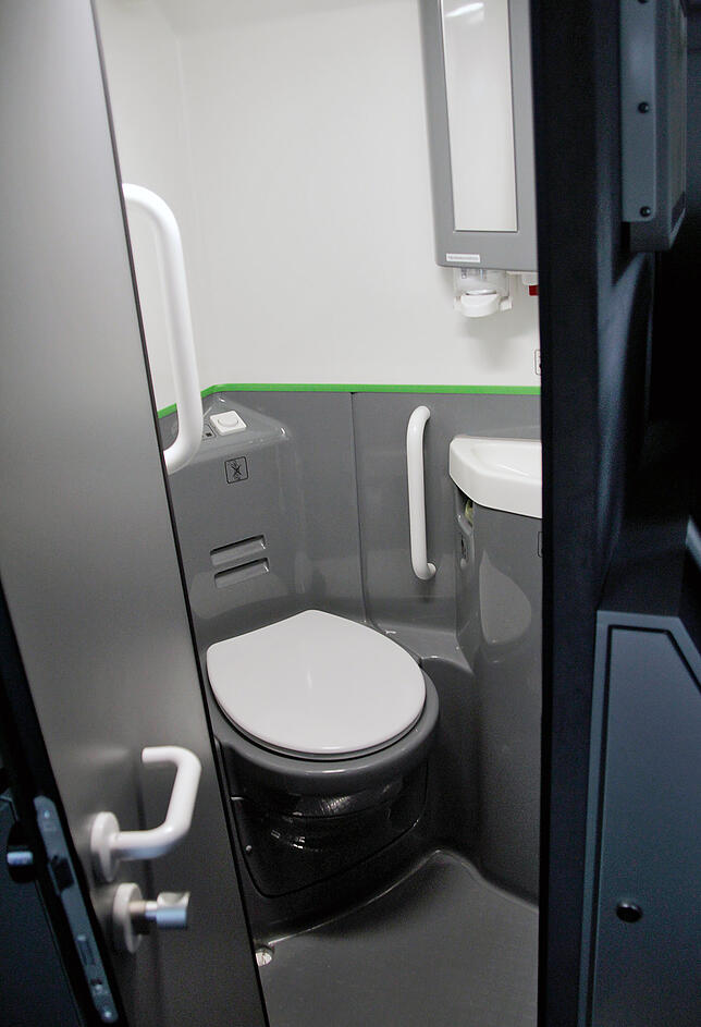 Die Toilette befindet sich im unteren Stockwerk.