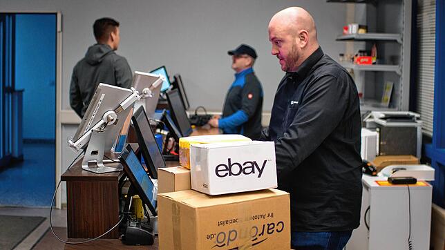Die Einreise-Quarantäne-Verordnung macht es Paketshops entlang der Grenze nicht leicht. Bei Simon Kühn, Inhaber von My Paketshop in Bad ...