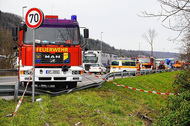 Ein Feuerwehrauto steht vor dem Teil der Leitplanke, der durch den verunglückten Lastwagen niedergewalzt wurde. Danach stürzte der ...