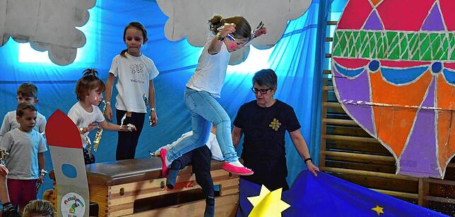 Hoch hinaus wollen die jungen Turner bei der Adventsfeier des Turnvereins im Jahr 2019. Ein beherzter Sprung über den Kasten ist da ...