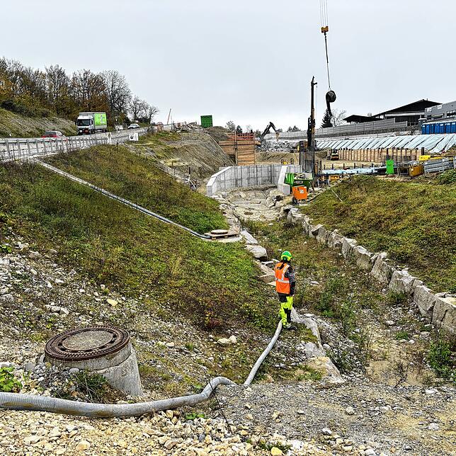 Zwischen der Umleitungsstrecke der B33 und der Baustelle Röhrenberg wird der Mühlbach fließen.