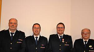 Für langjährigen Dienst in der Feuerwehr wurden Martin Böhler (45 Jahre), Pirmin Spiegelhalter (35 Jahre), Josef Pscherra (25 Jahre) und ...