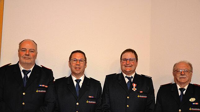 Für langjährigen Dienst in der Feuerwehr wurden Martin Böhler (45 Jahre), Pirmin Spiegelhalter (35 Jahre), Josef Pscherra (25 Jahre) und ...