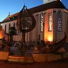 Zwei halbgroße Bäume verlieren sich nahezu auf dem Adenauerplatz, der von Stein dominiert wird. Die Aufwertung des zentralen Platzes vor ...