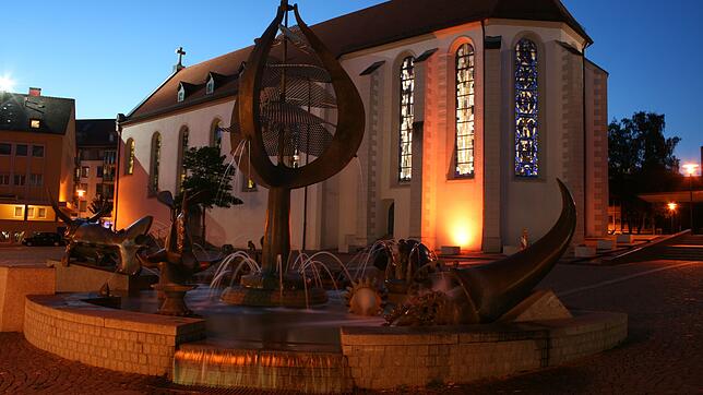 Zwei halbgroße Bäume verlieren sich nahezu auf dem Adenauerplatz, der von Stein dominiert wird. Die Aufwertung des zentralen Platzes vor ...