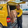 Postbote Matthias Fleig bei der Arbeit in der Gerwigstraße. Um 10.30 Uhr liefert er die ersten Pakete aus.