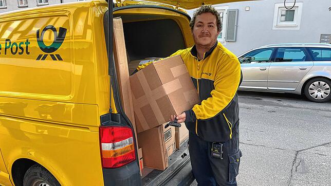 Postbote Matthias Fleig bei der Arbeit in der Gerwigstraße. Um 10.30 Uhr liefert er die ersten Pakete aus.