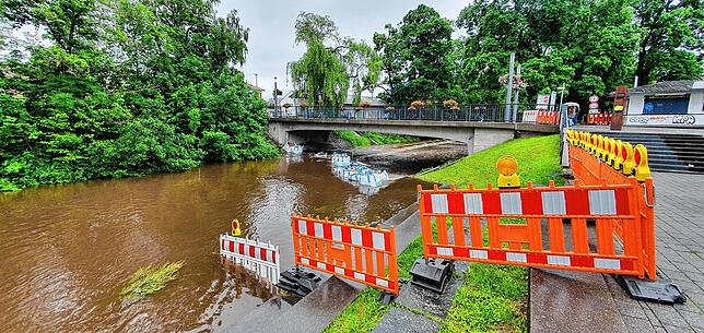 Bild 4: Brigach-Damm hält Wassermassen nicht Stand