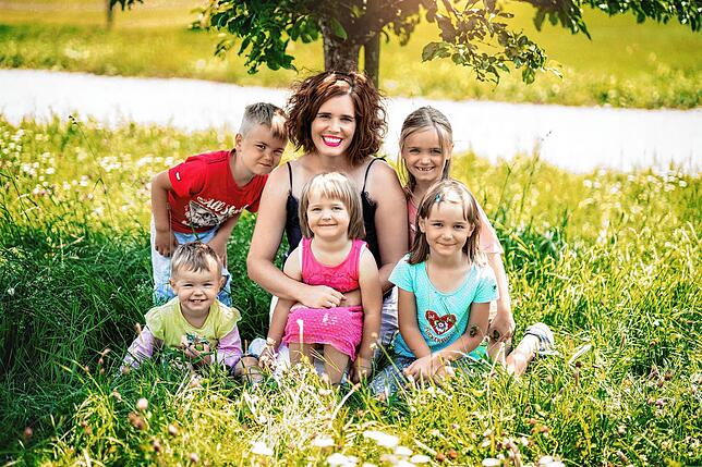 Melanie Emmerich aus Waldshut ist Mama von fünf Kindern. Clara (9), Marlena (7), Paula (6), Jonathan (4) und Fridolin (2,5; von rechts) ...