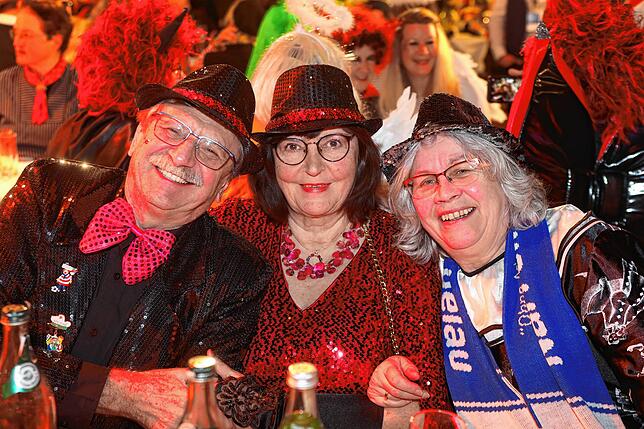 Bild 2: Bitte Platz nehmen! Kurz vor der Live-Übertragung der Konstanzer Fasnacht füllen sich die Reihen