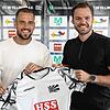 Mit dem 25-jährigen Ivo Colic (links) präsentiert der FC 08 Villingen einen weiteren Neuzugang. FC 08-Cheftrainer Mario Klotz freut sich ...