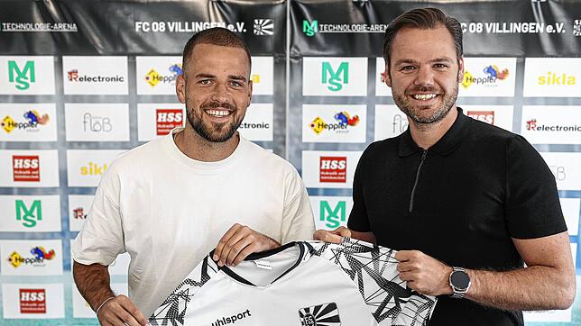 Mit dem 25-jährigen Ivo Colic (links) präsentiert der FC 08 Villingen einen weiteren Neuzugang. FC 08-Cheftrainer Mario Klotz freut sich ...