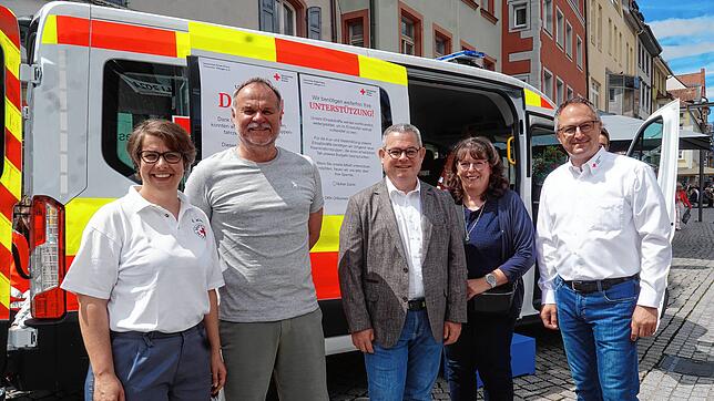 Sie sind glücklich, mit den Anteilsscheinen großen Erfolg zu haben: Barbara Kühn, Spender Jürgen Müller, der stellvertretende ...