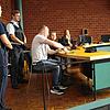 Auf der Anklagebank: Ein 28-Jähriger muss sich vor dem Landgericht Konstanz für Messerstiche verantworten, bei denen drei junge Männer ...