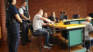 Auf der Anklagebank: Ein 28-Jähriger muss sich vor dem Landgericht Konstanz für Messerstiche verantworten, bei denen drei junge Männer ...