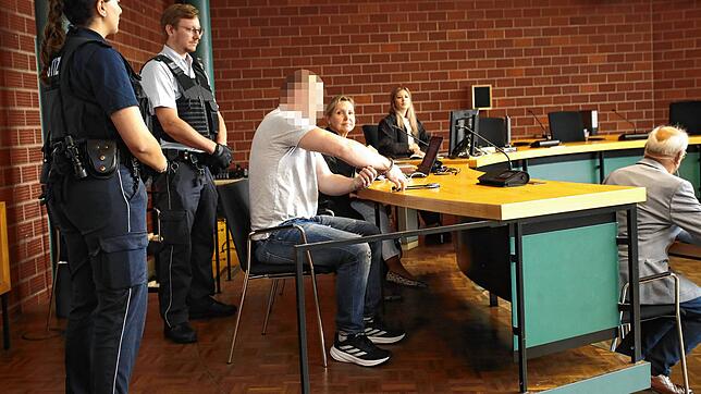 Auf der Anklagebank: Ein 28-Jähriger muss sich vor dem Landgericht Konstanz für Messerstiche verantworten, bei denen drei junge Männer ...