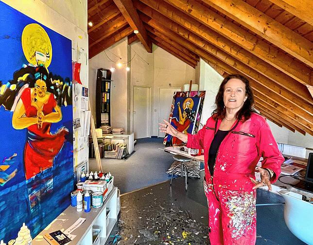 Petra Ehinger erklärt in ihrem Atelier, warum sie sich in ihrer Kunst immer wieder mit der Weiblichkeit auseinandersetzt.