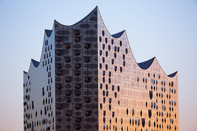 Eine Zugfahrt von Villingen nach Hamburg &ndash; im Bild die Elbphilharmonie &ndash; kostet regulär in der zweiten Klasse 153 Euro. ...