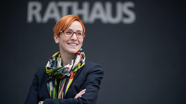 Birgit Hannemann, Bürgermeisterin von Erdmannhausen im Kreis Ludwigsburg, steht vor dem Rathaus. Für eine zweite Amtszeit kandidiert die ...
