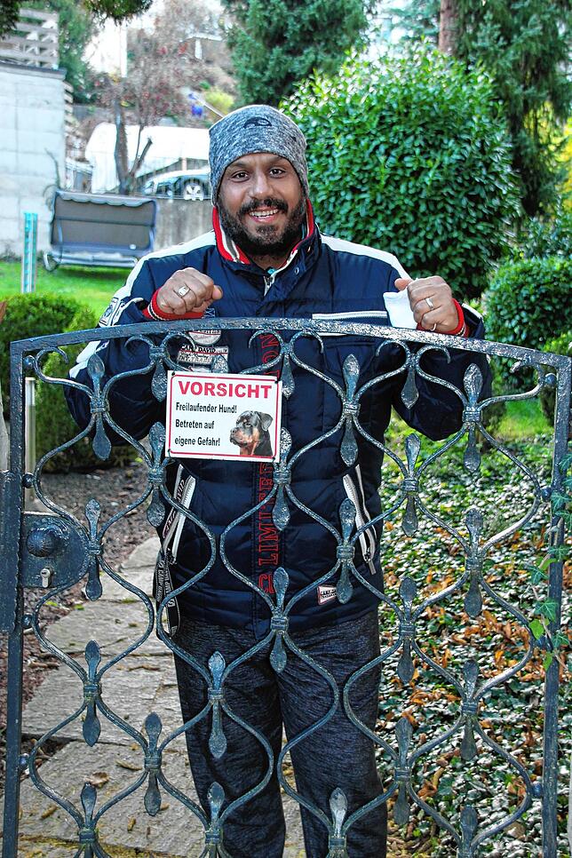 Tarek Amin steht an der Gartentür seines Hauses in Konstanz. Hier wohnt er mit seiner Frau, der er sehr dankbar ist für die ...