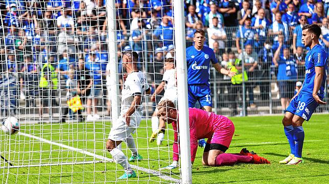 Hier durften die Villinger noch hoffen: Nedzad Plavci (links) drückt den Ball zum 1:1-Ausgleich über die Linie. Schalkes Schlussmann ...