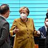 Bundeskanzlerin Angela Merkel (CDU) spricht mit Außenminister Heiko Maas (links, SPD) und Finanzminister Olaf Scholz (SPD) vor der ...