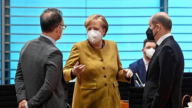 Bundeskanzlerin Angela Merkel (CDU) spricht mit Außenminister Heiko Maas (links, SPD) und Finanzminister Olaf Scholz (SPD) vor der ...