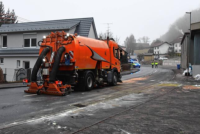 Bild 12: Der Tag nach dem Gefahrgut-Unfall: Bilder von der Lastwagen-Bergung und Straßenreinigung