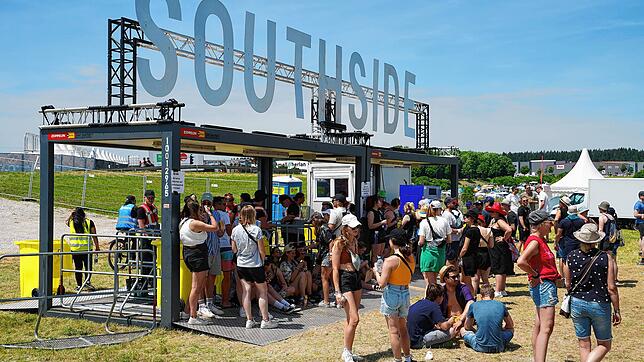 Am Freitagnachmittag öffnete das Southside offiziell seine Pforten und die Besucher strömten von den Zeltplätzen auf das Festivalgelände.