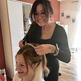 Annette Kohl, hier beim Frisieren einer Kundin, eröffnet am Bahnübergang einen Frisörsalon.