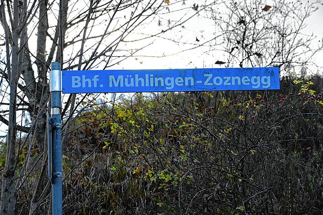Das Schild weist noch auf den Bahnhof hin, der eigentlich gar keiner mehr ist, da das Gebäude in Privatbesitz ist. Aber ein neuer Halt ...