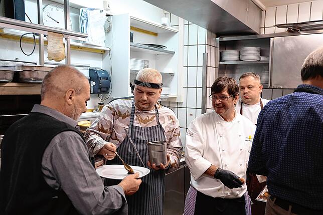 Küchenchef Stefan Koziel drapiert Soße auf den Teller, bevor an den nächsten Stationen die übrigen Elemente des Gerichtes hinzukommen.