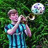 Perfekte Kombination: Fußballer Marius Lais vom FC Zell hat den Rhythmus im Blut. Er steht nicht nur auf dem Platz seinen Mann, sondern ...