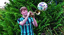 Perfekte Kombination: Fußballer Marius Lais vom FC Zell hat den Rhythmus im Blut. Er steht nicht nur auf dem Platz seinen Mann, sondern ...