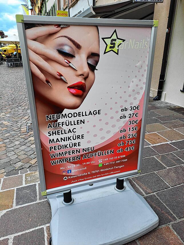 Das „Star Nails“ liegt in der Kaiserstraße in Waldshut, ein Aufsteller weist auf das Angebot hin.