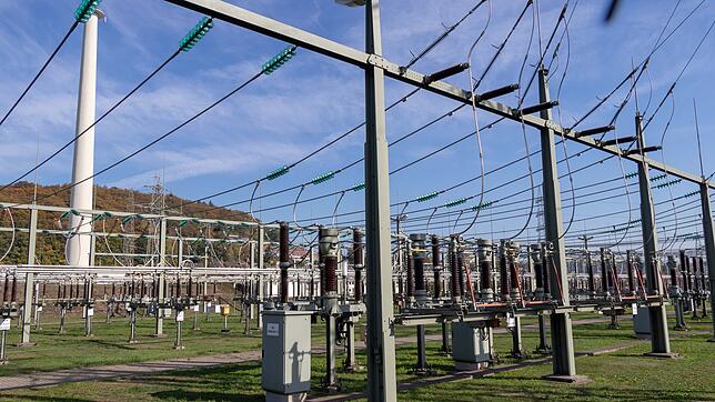 Das Umspannwerk des Netzanbieters Amprion soll abgelöst werden. Ob es nur einige Meter weiter, oder hoch auf den Hungerberg geht, ist ...