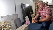 Roland Drewans koordiniert die Arbeiten rund um die Außenwand des Hotel Viktoria. Da man die denkmalgeschützte Fassade aus statischen ...