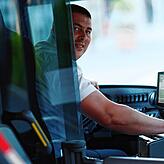 Busfahrer Dusan Ivanovic wird derzeit durch ein Absperrband von seinen Fahrgästen getrennt.