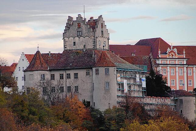 In dem Räumen der Burg Meersburg gilt Maskenpflicht, Karten muss man nicht vorher online reservieren.