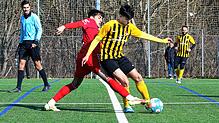 Im ersten Spiel nach der Winterpause erkämpfte sich der TSV Konstanz (rechts Atakan Koyuncuoglu) ein 3:3 gegen den FC Überlingen (links ...