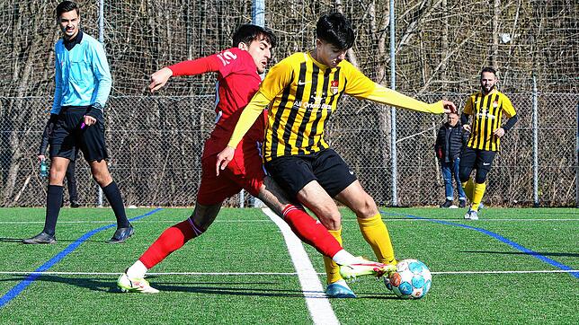 Im ersten Spiel nach der Winterpause erkämpfte sich der TSV Konstanz (rechts Atakan Koyuncuoglu) ein 3:3 gegen den FC Überlingen (links ...