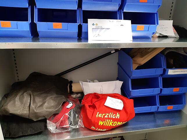 Blick in den Schrank, in dem die Fundsachen im Rathaus Waldshut aufbewahrt werden.
