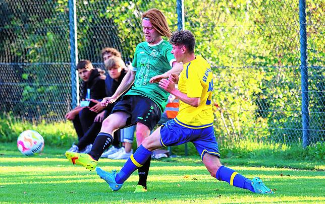 Zweikampf: Beide Teams gingen engagiert in die Pokalaufgabe.