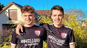 Am Ort, wo sie mit dem Fußballspielen begonnen haben: Sven (links) und Jan Faude vom SC Gottmadingen-Bietingen im Garten ihres ...