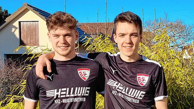 Am Ort, wo sie mit dem Fußballspielen begonnen haben: Sven (links) und Jan Faude vom SC Gottmadingen-Bietingen im Garten ihres ...