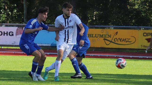 Im Schwarzwald-Derby zwischen dem FC Neustadt (blau) und dem SV Aasen (weiß) gab es viele Zweikämpfe. Der dominante SV Aasen gewann ...