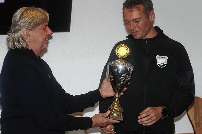 Für den Trophäenschrank: DFB-Vizepräsident Ronny Zimmermann (links) überreichte Michael Bauder vom FC Wehr einen Pokal für sein ...