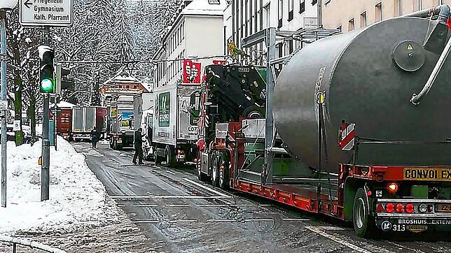 Nichts geht mehr auf der Bundesstraße 500 in Triberg. Liegengebliebene Lastwagen stauen sich.