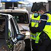 03.02.2021, Frankreich, Saint-Julien-En-Genevois: Französische Gendarmerie-Beamte kontrollieren den Grenzübertritt von Fahrzeugen an der ...